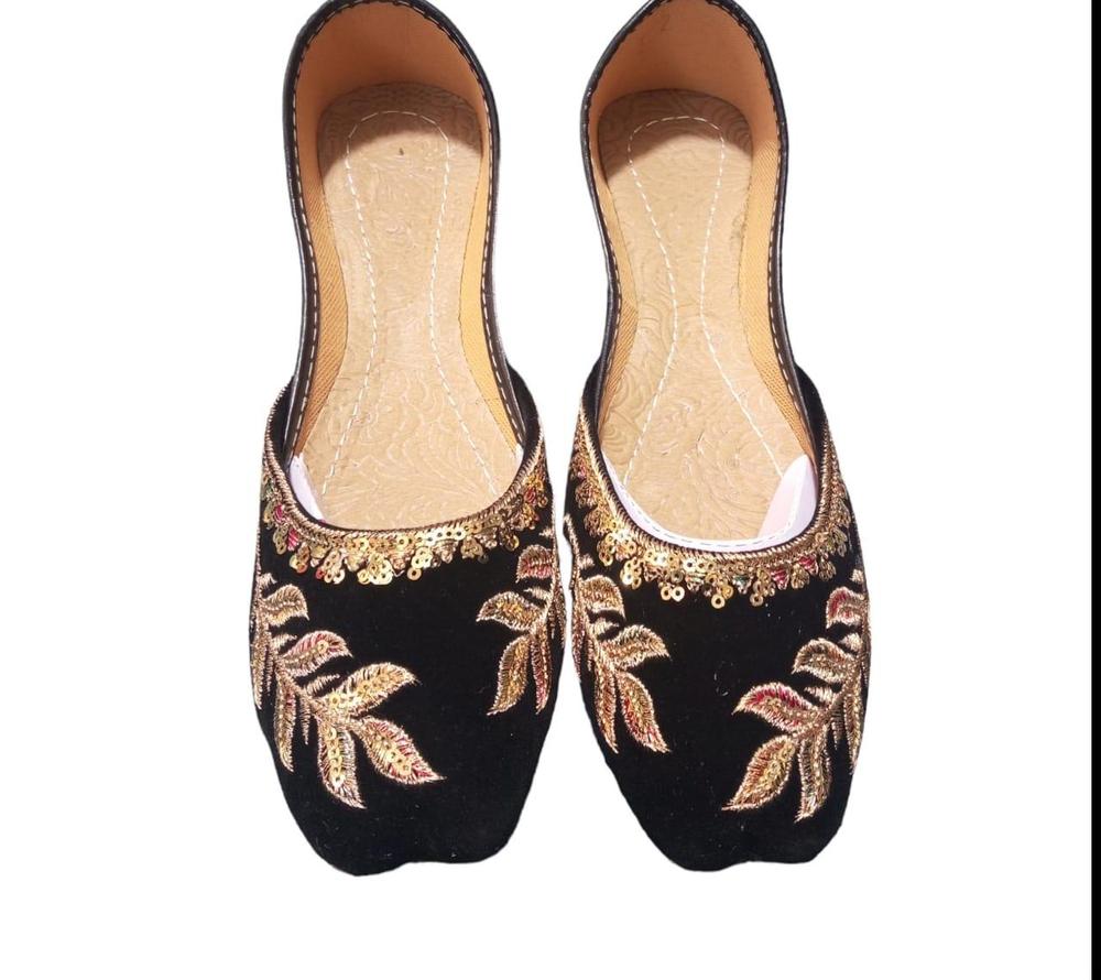 Women's Black Stylish Embroidered Khussa